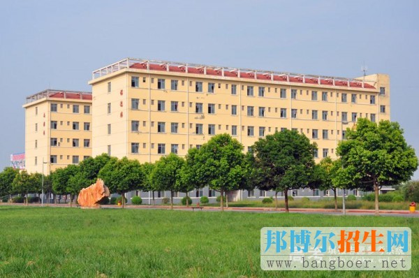 四川電子機械職業(yè)技術(shù)學院校園一角2804