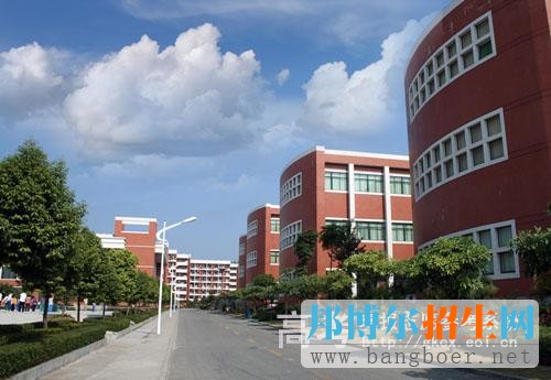 廣東財經(jīng)大學(xué)華商學(xué)院校園一角12850