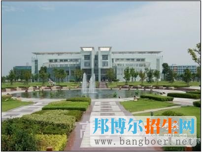 上海工會管理職業(yè)學(xué)院校園一角1100