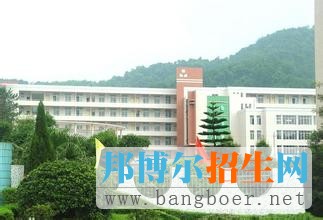 廣東松山職業(yè)技術(shù)學(xué)院（簡稱“松山職院”）是2000年6月經(jīng)廣東省人民政府批準(zhǔn)轉(zhuǎn)制的省屬全日制普通高等職業(yè)技術(shù)院校，前身為創(chuàng)辦于1976年的韶鋼職工大學(xué)。學(xué)院地處韶關(guān)市南郊，鄰近京珠高速公路，緊靠廣韶公路，毗鄰粵北名勝南華寺，占地面積43.7萬平方米，建筑面積23.64萬平方米，現(xiàn)有教職員工518人，全日制在校大專學(xué)生8713多人。