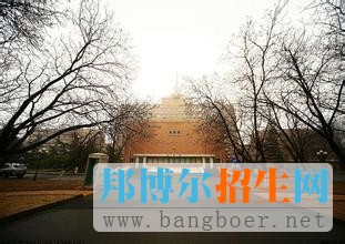 學校學科實力雄厚，辦學條件優(yōu)良，在廣播影視藝術人才培養(yǎng)方面具有獨特的優(yōu)勢。學校位于北京市城東古運河畔，校園占地708畝，校舍總面積46萬平方米。學校被譽為中國廣播影視傳播人才的搖籃。50年來，為全國廣播影視系統(tǒng)及信息傳播業(yè)培養(yǎng)輸送畢業(yè)生近6萬人，培訓在職人員34萬余人次。