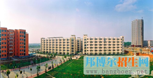 南陽(yáng)醫(yī)學(xué)高等?？茖W(xué)校校園一角9836