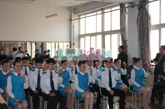 初中畢業(yè)可以去學航空服務(wù)嗎