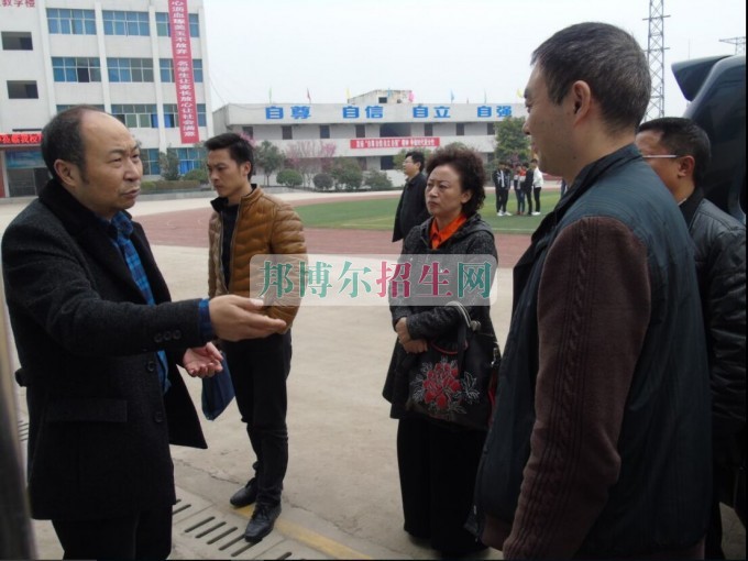 巴中市教育局領(lǐng)導(dǎo)蒞臨平昌鷹才中等職業(yè)技術(shù)學校檢查指導(dǎo)工作