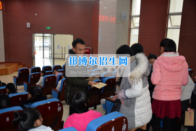 川南幼兒師范高等?？茖W(xué)校開展為困難學(xué)生送溫暖活動