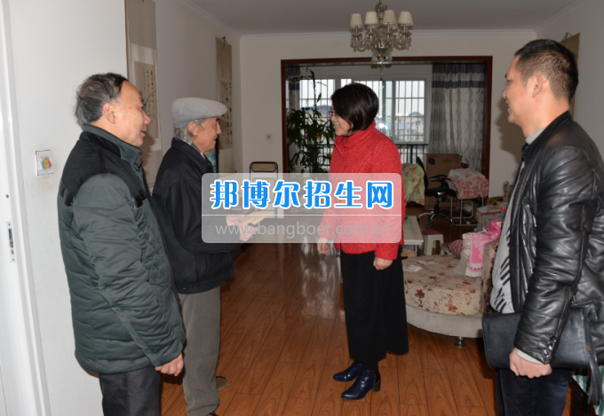 川南幼兒師范高等?？茖W(xué)校領(lǐng)導(dǎo)帶隊(duì)慰問(wèn)生活困難教職工、老黨員和老干部