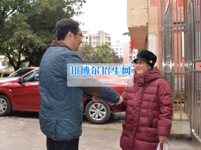 川南幼兒師范高等專科學(xué)校領(lǐng)導(dǎo)帶隊(duì)慰問(wèn)生活困難教職工、老黨員和老干部