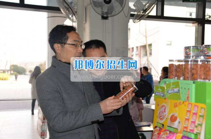 川南幼兒師范高等?？茖W(xué)校領(lǐng)導(dǎo)率隊(duì)檢查開學(xué)準(zhǔn)備工作