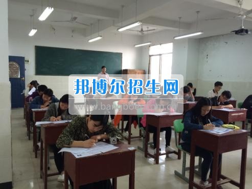 四川三河職業(yè)學(xué)院五年制轉(zhuǎn)錄考試工作圓滿結(jié)束  4月6日-7日，根據(jù)《四川三河職業(yè)學(xué)院2017年五年制轉(zhuǎn)錄考核方案》要求，2017年五年制轉(zhuǎn)錄考試在聯(lián)辦學(xué)校合江少岷職業(yè)技術(shù)學(xué)校張灣校區(qū)舉行，考試由教務(wù)處丁小林副處長組織，少岷職校有關(guān)領(lǐng)導(dǎo)共同配合開展，考試組織嚴密、紀律正常、圓滿完成了2017年五年制轉(zhuǎn)錄考試工作。