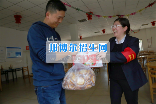 成都指南針“黨團(tuán)義工”幫廚包了400個包子