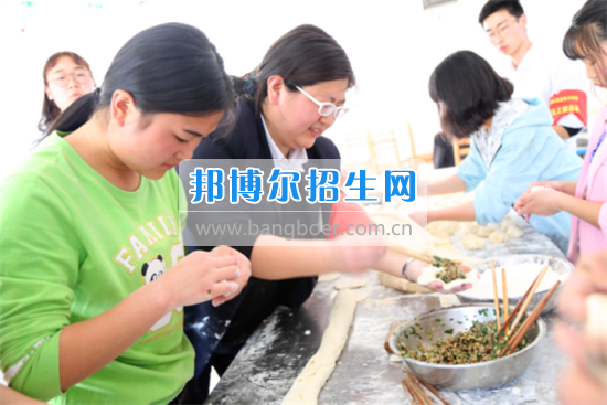 成都指南針“黨團(tuán)義工”幫廚包了400個包子