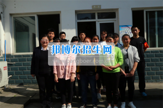 成都指南針“黨團(tuán)義工”幫廚包了400個包子