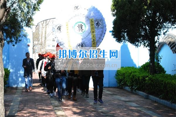 阿壩州中等職業(yè)技術學校志愿者到茂縣革命烈士陵園開展紀念活動