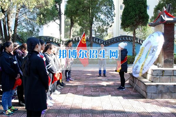 阿壩州中等職業(yè)技術學校志愿者到茂縣革命烈士陵園開展紀念活動