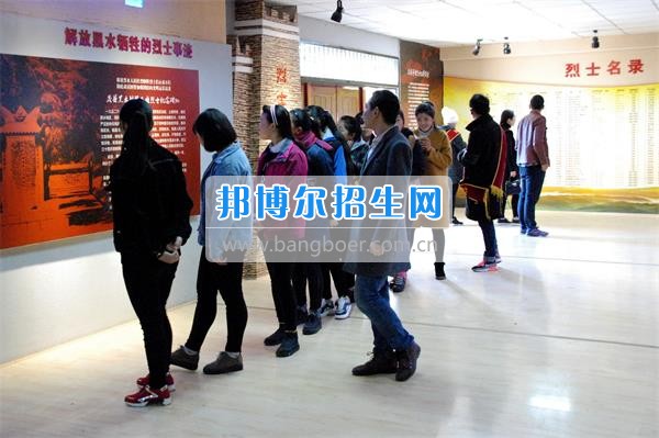阿壩州中等職業(yè)技術學校志愿者到茂縣革命烈士陵園開展紀念活動