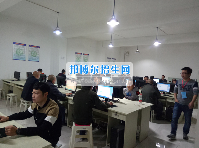 內(nèi)江市鐵路機械學(xué)校首期“特種設(shè)備、特種作業(yè)人員安全技術(shù)培訓(xùn)班”順利結(jié)業(yè)