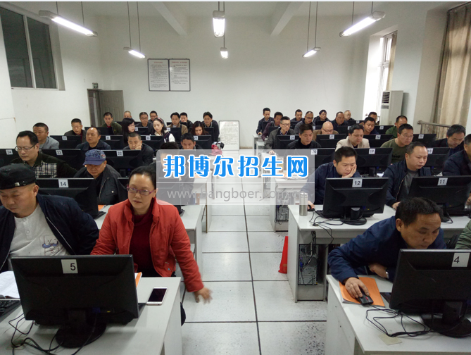內(nèi)江市鐵路機械學(xué)校首期“特種設(shè)備、特種作業(yè)人員安全技術(shù)培訓(xùn)班”順利結(jié)業(yè)