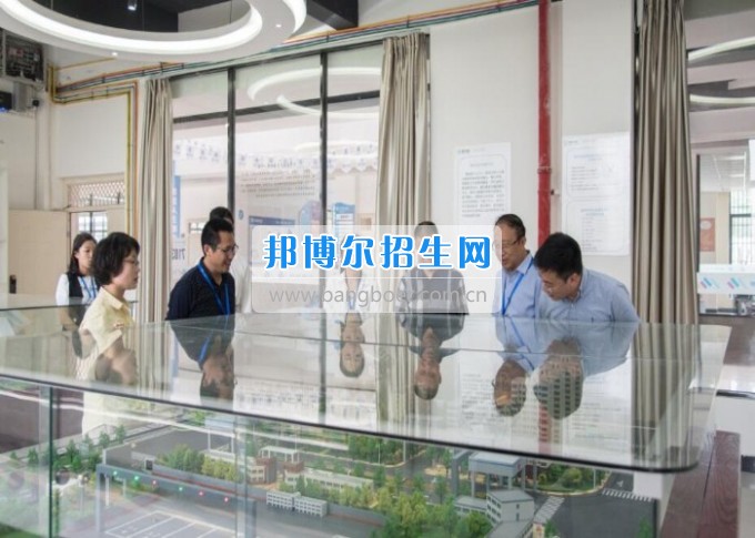 四川省一帶一路促進會會長林忠清一行來四川省經(jīng)濟管理學校參觀考察，共同商建“一帶一路國際職業(yè)教育中心”