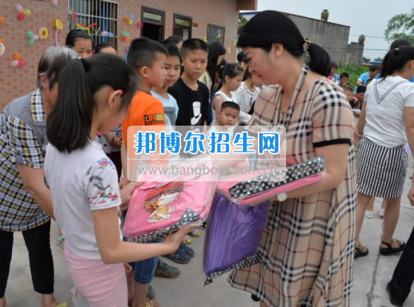 川南幼兒師范高等?？茖W(xué)校在前進(jìn)村留守兒童之家舉行慶“六一“活動(dòng)