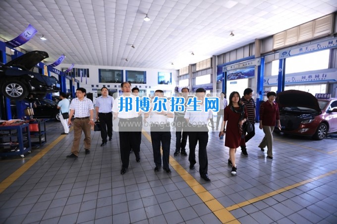 沈陽職業(yè)技術(shù)學(xué)院院長劉樹敏、濰坊工程職業(yè)學(xué)院院長高立伯一行來四川工程職業(yè)技術(shù)學(xué)院考察交流
