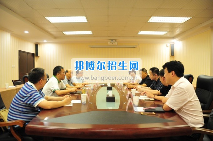 成都醫(yī)學院副院長周京國一行來川北醫(yī)學院調研座談
