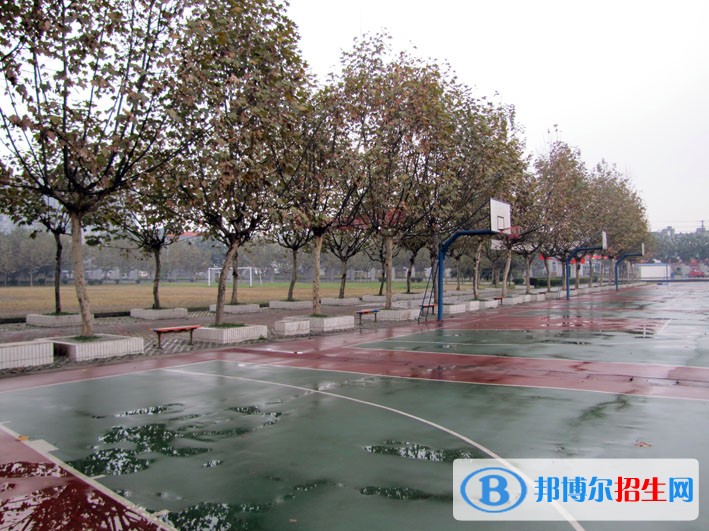 隨著中考成績的公布，越來越多的家長開始踏上找學(xué)校的路，都想了解更多的學(xué)校信息，下面小編就給大家介紹四川廣播電視中等專業(yè)學(xué)校的相關(guān)信息，以供大家參考了解。  四川廣播電視中等專業(yè)學(xué)校招生辦電話：028-87489133。  四川廣播電視中等專業(yè)學(xué)校咨詢電話：028-87480035。  四川廣播電視中等專業(yè)學(xué)校招生辦地址：四川省成都市武侯區(qū)武青北路7號。  四川廣播電視中等專業(yè)學(xué)校拓展閱讀 學(xué)前教育專業(yè)介紹  1、培養(yǎng)目標(biāo)  本專業(yè)培養(yǎng)德、智、體、美全面發(fā)展、適應(yīng)二十一世紀(jì)幼兒教育改革和發(fā)展需要的、具有扎實的科學(xué)文化基礎(chǔ)和較強的英語運用能力以及全面的學(xué)前教育專業(yè)知識和技能，具有創(chuàng)新能力、教育科研能力和終身學(xué)習(xí)能力的幼兒教育及幼兒英語教育工作的專門人才。  2、培養(yǎng)要求  本專業(yè)要求學(xué)生掌握本專業(yè)的基本理論、基礎(chǔ)知識和基本的教學(xué)技能，了解國內(nèi)外學(xué)前教育理論及我國幼教改革動態(tài)，具有較強的教育科研能力;具有較強的口語表達能力，掌握一門外語(注重口語音準(zhǔn)和課件制作能力)，能勝任保育和教育工作，能勝任社區(qū)普及幼兒教育理論普及工作，具有一定創(chuàng)設(shè)幼兒園教育環(huán)境的能力，具有健康的身體素質(zhì)和心理素質(zhì)。  3、畢業(yè)生應(yīng)掌握的知識和應(yīng)具備的技能、能力  (1)、具有進行幼兒園英語及雙語教學(xué)設(shè)計、實施的能力;  (2)、具有一定樂理知識，把握鋼琴、歌唱、舞蹈、繪畫、制作玩教具等技能技巧，具有對幼兒進行彈、唱、挑、畫、表演等綜合藝術(shù)教育的能力;  (3)、掌握幼兒教育學(xué)、心理學(xué)知識，具有針對幼兒身心發(fā)展年齡特點實施教育的基本能力;  (4)、掌握幼兒生長發(fā)育規(guī)律的知識和健康檢測技術(shù)、心理健康咨詢技術(shù)，具有對幼兒進行身心健康進行教育的能力;  (5)、掌握學(xué)前教育科研方法，具有教研、科研的實施方案實際及操作能力。  4、專業(yè)所適應(yīng)的業(yè)務(wù)范圍  學(xué)生畢業(yè)后主要在各幼兒教育機構(gòu)從事幼兒雙語教育、保育及其它學(xué)前教育教學(xué)與管理工作。  小編總結(jié) 以上就是邦博爾小編給同學(xué)們整理的四川廣播電視中等專業(yè)學(xué)校的信息，敢不敢，跟今天來個約定：從今天起，做快樂的自己，你簡單，世界就是童話;做勇敢的自己，持續(xù)朝著陽光走，影子就會躲在后面;做懂愛的自己，愛每一個平淡又溫情的日子;做進取的自己，始終走在追逐夢想的路上?？鞓放c年齡無關(guān)，與心境相關(guān)!如果還想了解更多相關(guān)信息，也可以多瀏覽邦博爾網(wǎng)站，小編也預(yù)祝每一位同學(xué)能夠找到心儀的學(xué)校。
