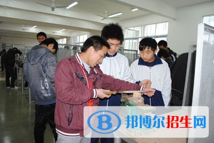 大竹縣中峰職業(yè)技術(shù)學(xué)校2018年報(bào)名條件、招生對(duì)象