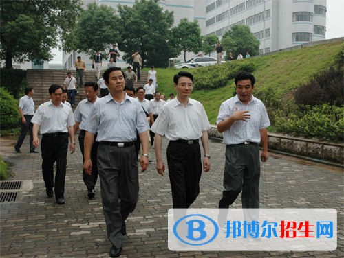鎮(zhèn)江機(jī)電高等職業(yè)技術(shù)學(xué)校2019年報(bào)名條件、招生對象