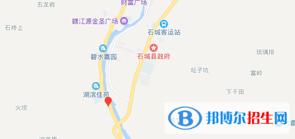 在決定報考哪一所學(xué)校以前，我們要對學(xué)校做全面的了解，其中就包括了學(xué)校的地址信息。很多同學(xué)都認(rèn)為等到錄取以后再了解學(xué)校地址更合理，其實(shí)不然，在確定報考這所學(xué)校以前我們就應(yīng)該了解好學(xué)校的地址，來確定自己是否愿意去往當(dāng)?shù)鼐妥x，畢竟每個地方的交通、氣候都是不同的。  石城職業(yè)技術(shù)學(xué)校地址：石城縣古樟工業(yè)園區(qū)206國道旁  石城職業(yè)技術(shù)學(xué)校郵編：342708  石城職業(yè)技術(shù)學(xué)校簡介 石城縣職業(yè)技術(shù)學(xué)校是江西省石城縣唯一一所公辦職業(yè)技術(shù)學(xué)校，其創(chuàng)辦于1958年，目前正與江西贛州技師學(xué)院聯(lián)合辦學(xué)，發(fā)展迅速，辦學(xué)前景十分廣闊。學(xué)校座落于閩贛交界的石城縣古樟工業(yè)園區(qū)206國道旁，隨著鷹瑞高速及石吉高速的開工建設(shè)，以及福建被國務(wù)院批準(zhǔn)為海峽西岸經(jīng)濟(jì)發(fā)展改革試驗(yàn)區(qū)，更為這方作為對接長珠閩的熱土注入了新的生機(jī)和活力。  石城職業(yè)技術(shù)學(xué)校師資力量 學(xué)校奉行“專家治校，名師執(zhí)教”的方針，面向全國招聘教師，在全校65名教職工之中具有“雙師型”的教師就有25人。其中任教師本科以上學(xué)歷38人，中、高級職稱22人，技師8人。廣大教職工“樂教、勤教、善教”，教書育人，德才兼?zhèn)洹? 小編總結(jié) 我們可以了解到石城職業(yè)技術(shù)學(xué)校的具體地址為石城縣古樟工業(yè)園區(qū)206國道旁。在知道石城職業(yè)技術(shù)學(xué)校的地址以后，接下來對學(xué)校十分感興趣的同學(xué)有條件的話還可以去到學(xué)校進(jìn)行實(shí)地考察，看看學(xué)校的教學(xué)樓、實(shí)訓(xùn)樓、宿舍樓的條件如何。