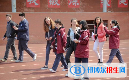 西部地區(qū)最強(qiáng)國際高中第一校、中國國際學(xué)校TOP35、成都七中國際部連續(xù)上榜!