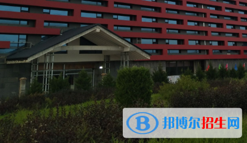 平?jīng)鰜問(wèn)|職業(yè)技術(shù)學(xué)校4