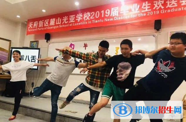 成都麓山國際光亞學校初中部怎么樣、好不好