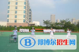 學(xué)校：廣州電子商務(wù)技工學(xué)校 咨詢老師：陳老師 姓名：譚星照 學(xué)歷：中職一年級 專業(yè)：電子商務(wù) 年齡：16歲 聯(lián)系方式：13326702587 到校時(shí)間：1月21日上午 到校人數(shù)：2人 具體情況：學(xué)生媽媽帶孩子來參觀學(xué)校，家住順德北窯，在讀中職不喜歡現(xiàn)在的學(xué)的專業(yè)，學(xué)生媽媽有問到畢業(yè)有沒有中專畢業(yè)證，還咨詢了學(xué)費(fèi)減免政策以及是不是按年收費(fèi)，周三孩子放假了就約了周四看校，有告訴家長帶身份證和準(zhǔn)備1000元錢預(yù)報(bào)名費(fèi)！9點(diǎn)20左右正在吃早飯，飯后就帶孩子出發(fā)過來看校