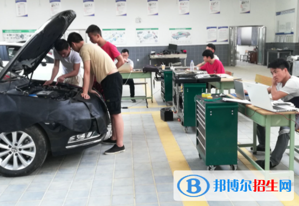 隨著我國汽車業(yè)的騰飛，直接帶動了汽車維修業(yè)的繁榮。汽車維修業(yè)已成為一個(gè)迅速崛起的龐大產(chǎn)業(yè)，市場的迅速發(fā)展，為汽車檢測與維修專業(yè)的學(xué)生提供了廣闊的就業(yè)空間。因?yàn)殡m然從業(yè)者眾多而接受過系統(tǒng)培訓(xùn)的人員還不到百分之十，特別是經(jīng)過專業(yè)化培訓(xùn)的優(yōu)秀汽車檢測與維修技術(shù)人員，更是緊俏。我們來了解一下。  汽車檢測與維修技術(shù)專業(yè)專業(yè)要求 該專業(yè)要求畢業(yè)生掌握力學(xué)、機(jī)械工程、金屬工藝學(xué)等基本理論和基本知識;  掌握汽車及發(fā)動機(jī)構(gòu)造及原理，具有對各部件、總成進(jìn)行性能測試和分析的基本知識和基本技能;  具有制訂汽車制造及維修工藝及操作的基本能力;  具有對汽車常見故障的判斷和檢測的初步能力;  具備企業(yè)技術(shù)經(jīng)濟(jì)分析和生產(chǎn)經(jīng)營管理的初步能力。  汽車檢測與維修技術(shù)專業(yè)就業(yè)方向 汽車制造廠、汽車改裝廠及汽車維修企業(yè)從事汽車檢測、維修、營銷，從事汽車檢測、維修、營銷等技術(shù)和管理工作。 可獲得的技能證書：國家勞動社會保障部汽車維修中級工證書、數(shù)控工藝員中級證書;汽車電工中級工證書;汽車駕駛證書(C照)。  現(xiàn)在的車越來越多，而且每年的汽車銷售量都在增加，同時(shí)也帶動了汽車后市場的發(fā)展，如今在汽修方面社會上很缺這樣的人才的，所以學(xué)會了汽修技術(shù)，將來也就不用愁就業(yè)了，絕對不會失業(yè)，而且有了一定的工作經(jīng)驗(yàn)之后，薪資都會很高的，所以說汽修專業(yè)學(xué)成以后發(fā)展空間還是很大的。