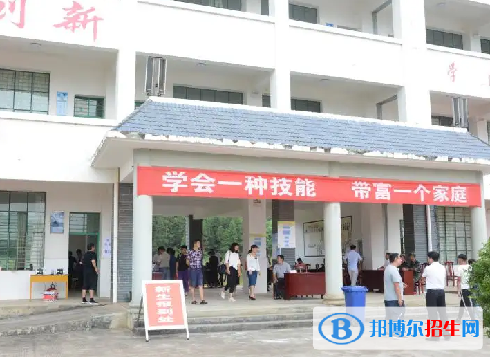  云南2023年初中畢業(yè)女生上什么中專學校好