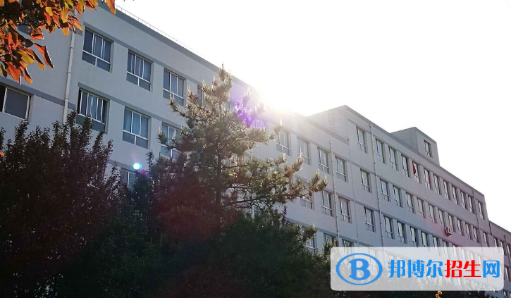 平?jīng)鍪械谝恢袑W2023年學費、收費多少 
