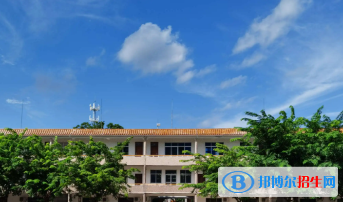 瓊海市華僑中學(xué)地址在哪里，哪個(gè)地區(qū)，哪個(gè)城市