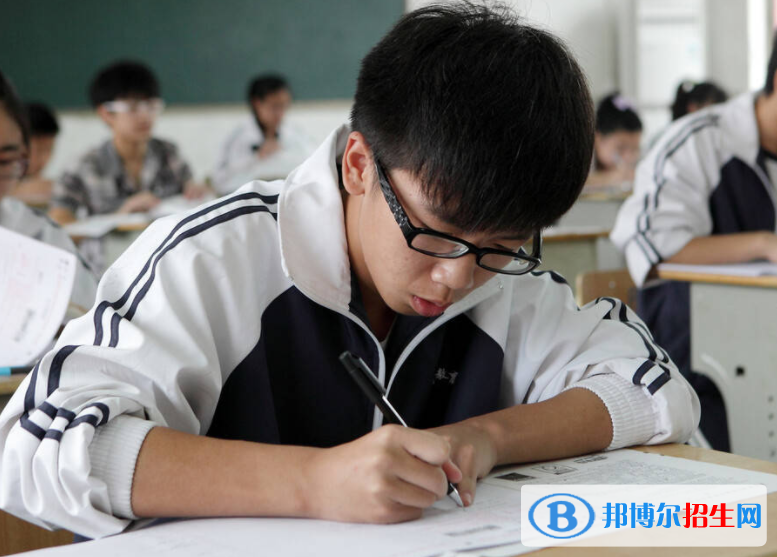 高考滿分作文：語文，祖國的靈魂（3篇）