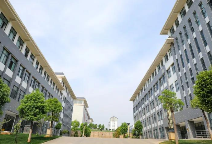 哈爾濱醫(yī)科大學(xué)和昆明城市學(xué)院怎么選？哪個(gè)好？附分?jǐn)?shù)線