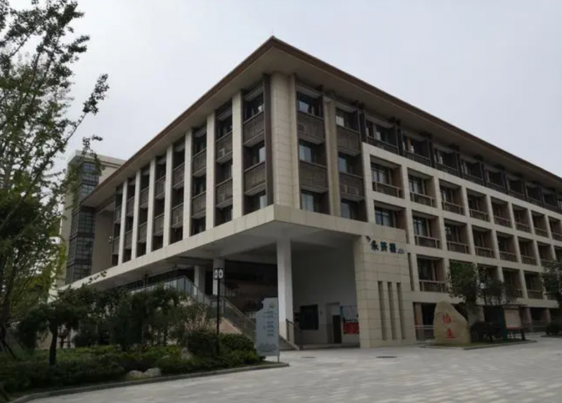 南京市燕子磯中學(xué)地址，乘車路線