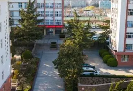 青島市房地產職業(yè)中等專業(yè)學校地址，乘車路線