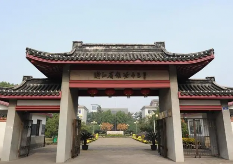 寧波市鎮(zhèn)海中學(xué)地址，乘車路線