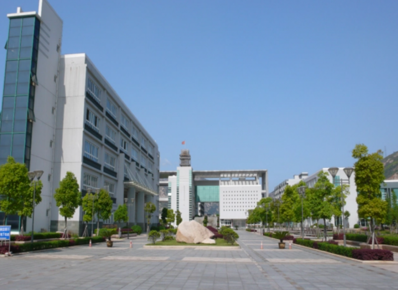 溫州市龍灣中學(xué)地址，乘車路線