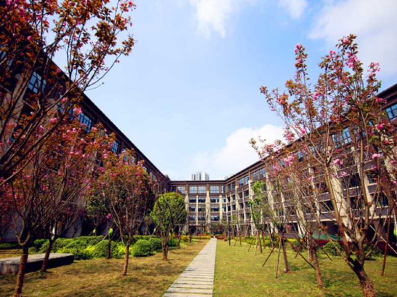 重慶市楊家坪中學(xué)地址，乘車路線