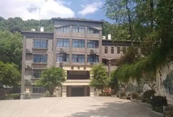 重慶市廣益中學(xué)校地址，乘車(chē)路線(xiàn)