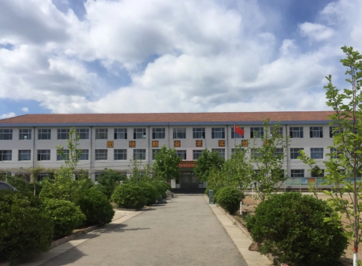 青龍滿族自治縣滿族中學(xué)地址，乘車路線
