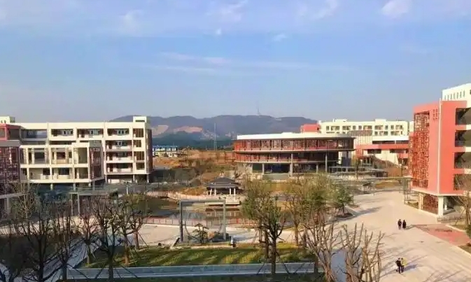 龍泉中學(xué)地址，乘車(chē)路線(xiàn)
