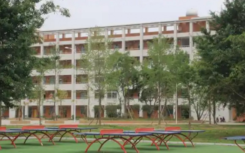 金堂中學(xué)地址，乘車路線