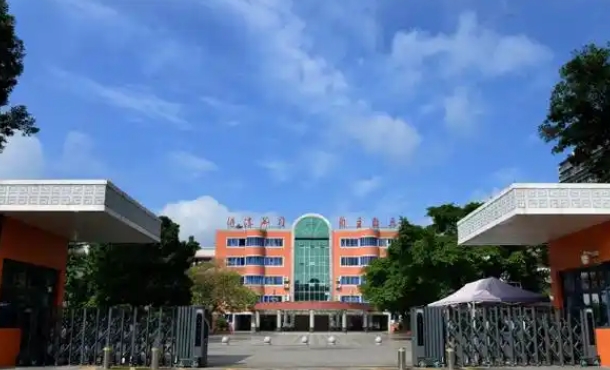 2025大邑中學(xué)多少錢(學(xué)費(fèi)明細(xì))